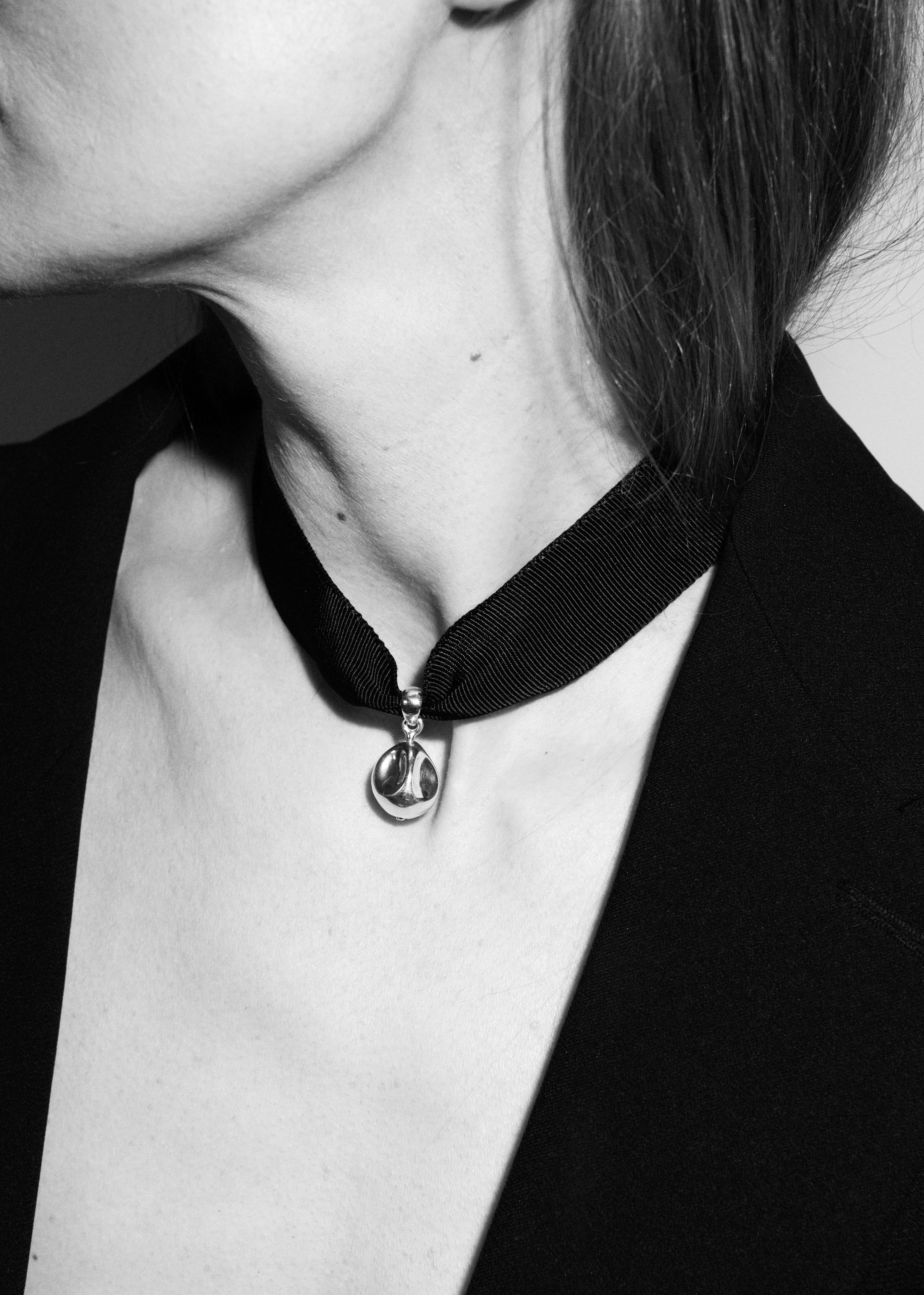 SPHERE CHOKER BLACK